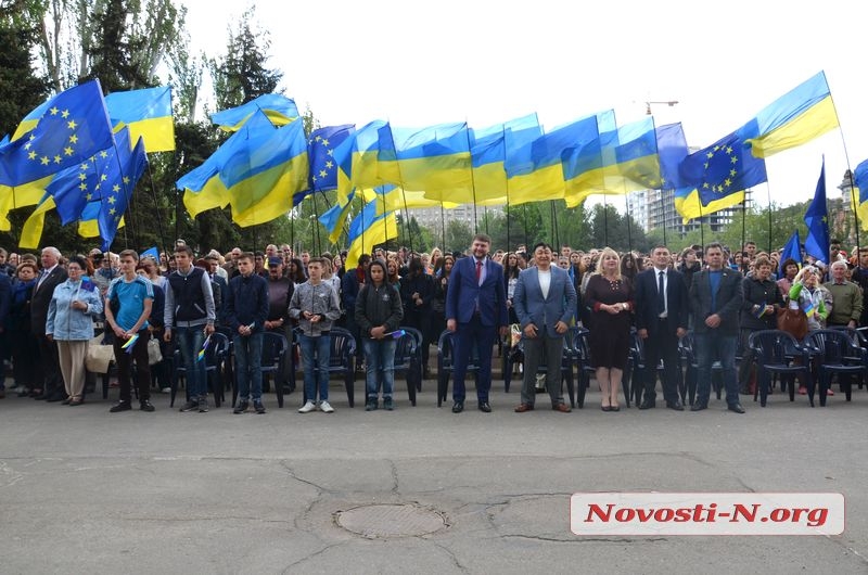 В Николаеве ко Дню Европы торжественно подняли флаги Украины, Европы и Николаева