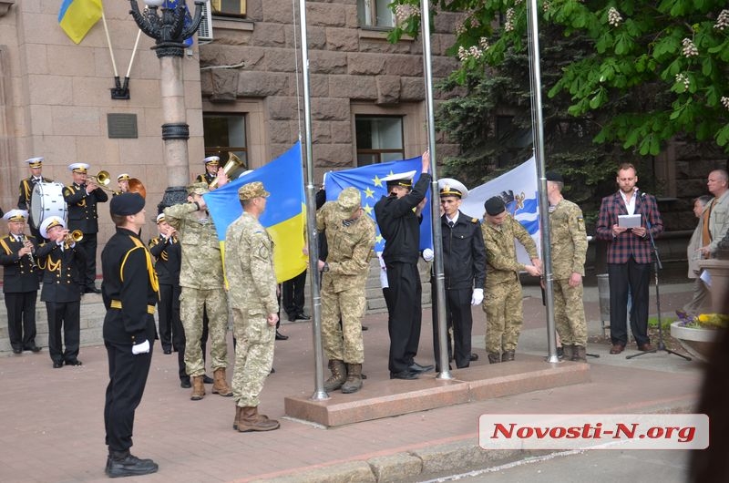 В Николаеве ко Дню Европы торжественно подняли флаги Украины, Европы и Николаева