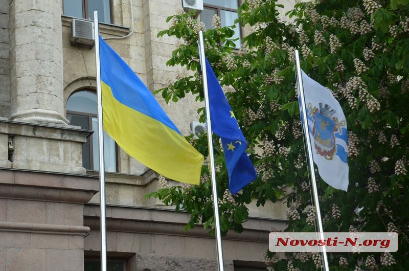 В Николаеве ко Дню Европы торжественно подняли флаги Украины, Европы и Николаева