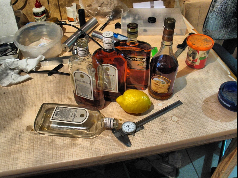 В Николаеве выявили производство фальсификата: закрашенный спирт выдавали за коньяк