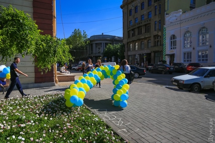 В Одессе к приезду Порошенко советский монумент спрятали за сине-желтыми шариками. ФОТО