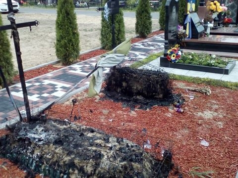 На кладбище в Ирпене неизвестные сожгли могилы бойцов АТО