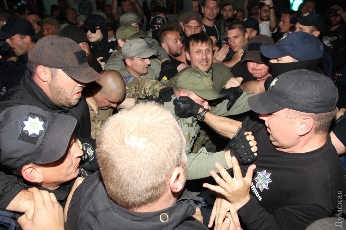 В Одессе радикалы с дымовыми шашками и потасовками заставили отменить концерт Лободы. ФОТО, ВИДЕО
