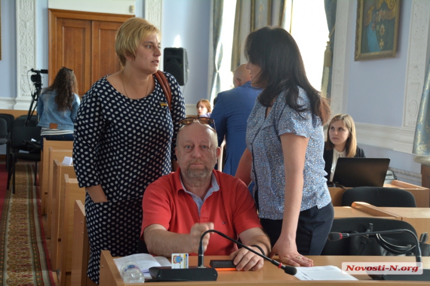 «Отстранить Сенкевича! Распилить бюджет!»: как депутаты заседали на внеочередной сессии