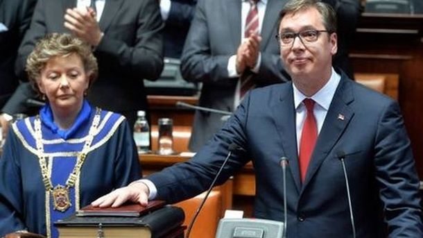Президент Сербии Вучич принял присягу на фоне протестов