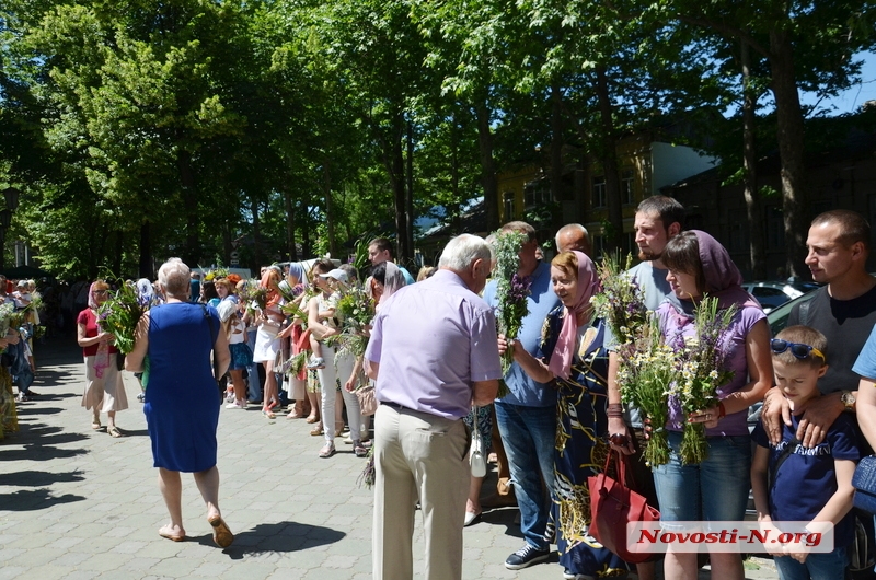 В главном николаевском храме празднуют Троицу. ФОТОРЕПОРТАЖ