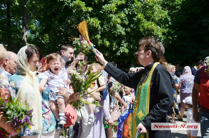 В главном николаевском храме празднуют Троицу. ФОТОРЕПОРТАЖ