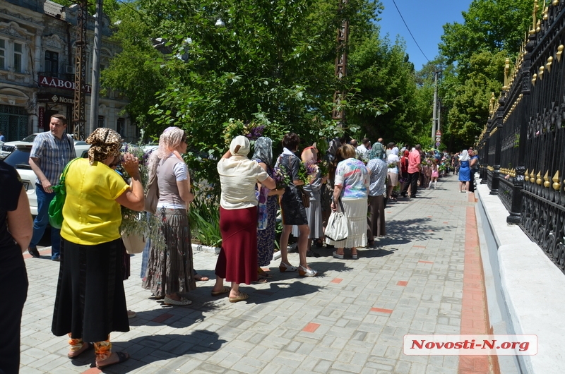 В главном николаевском храме праздновали Троицу