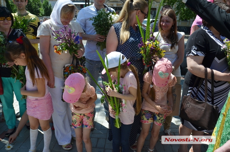 В главном николаевском храме празднуют Троицу. ФОТОРЕПОРТАЖ