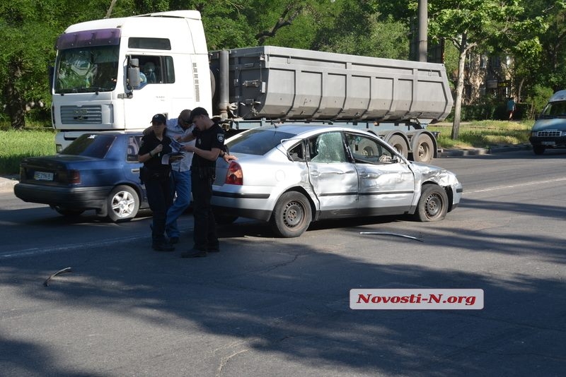 В Николаеве грузовик с мороженым протаранил полицейский «Фольксваген»