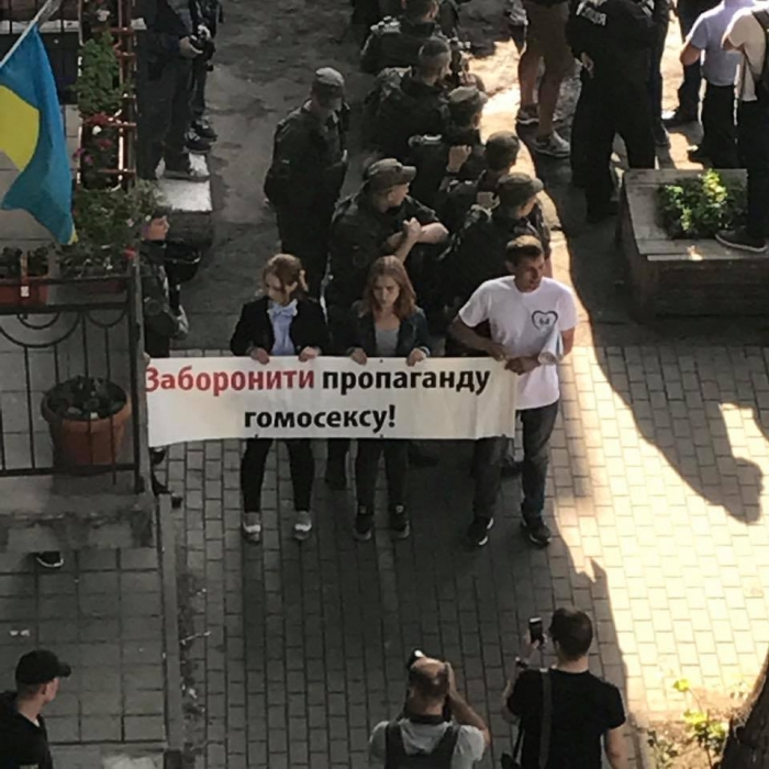 Националисты пытаются сорвать церемонию открытия КиевПрайда, в рамках которого запланирован гей-парад