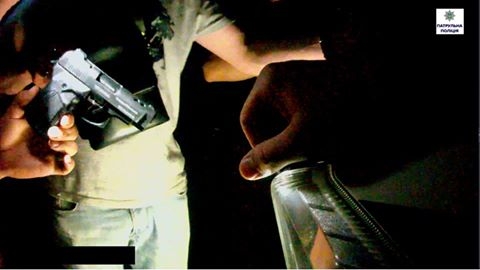 На Николаевщине пьяный мужчина угрожал прохожим пистолетом