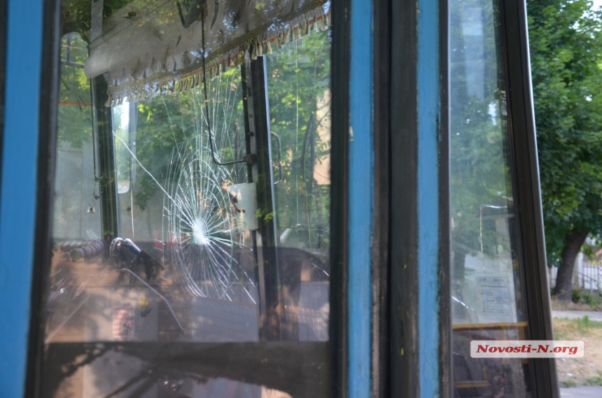 В Николаеве неизвестные разбили окно в троллейбусе, чтобы не платить за проезд