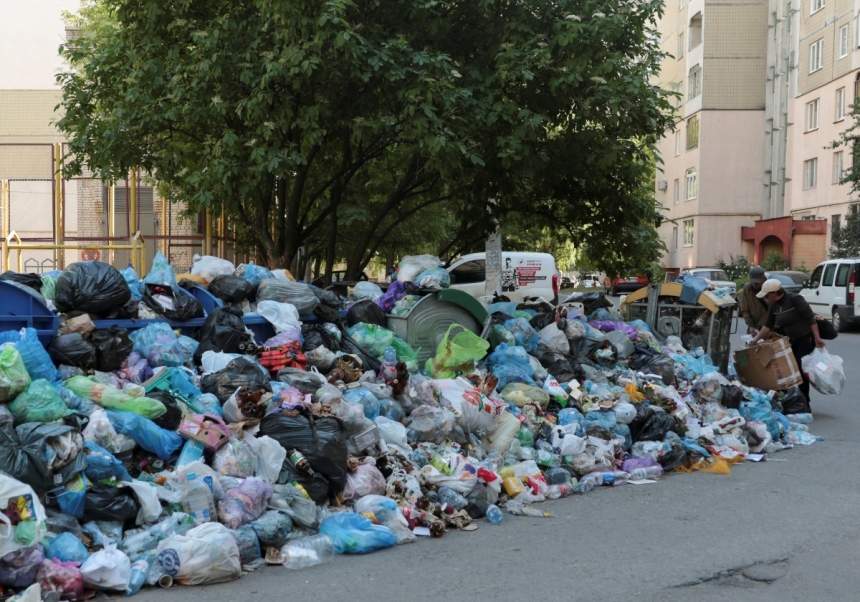 Из Львова сегодня вывезено 270 тонн мусора: всего накопилось 12 тысяч тонн отходов