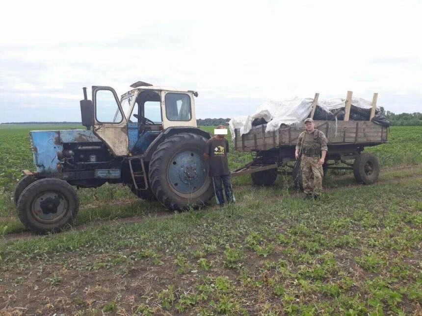 Пограничники задержали трактор, который вез в Россию три тонны мяса