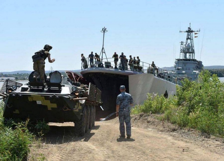 Николаевские десантники совместно с военными моряками отработали учебно-боевые задачи во время перехода морем