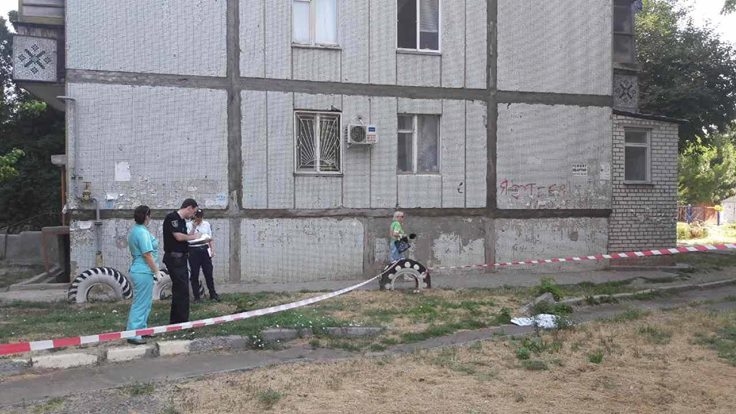 В Николаеве двухлетний мальчик разбился, выпав из окна четвертого этажа 