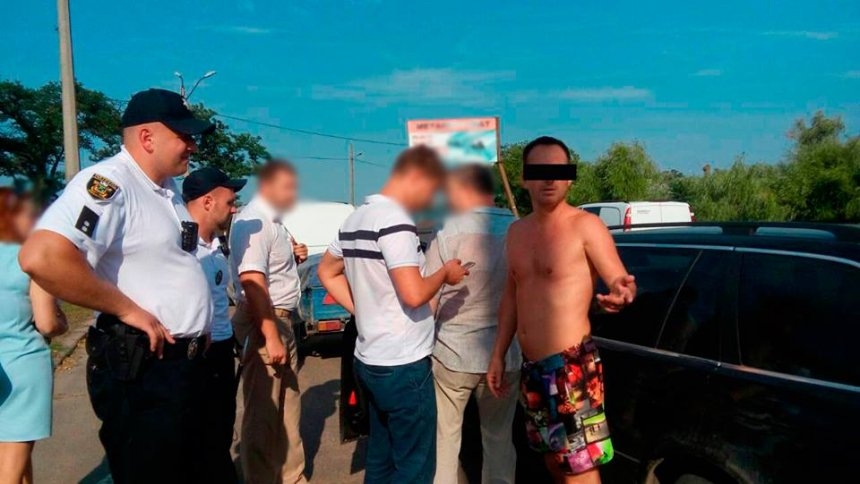 В Николаеве суд отправил иностранца, подозреваемого в изготовлении порно-снимков с подростками, в СИЗО