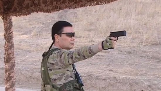 Президент Туркмении устроил генералам мастер-класс по стрельбе и метанию ножей