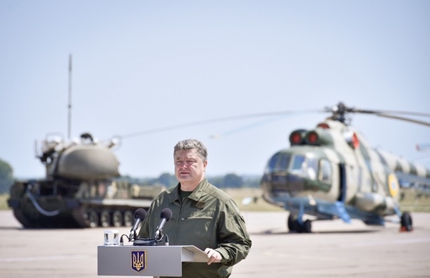 В Украине повысят уровень доплат военным в АТО, - Порошенко
