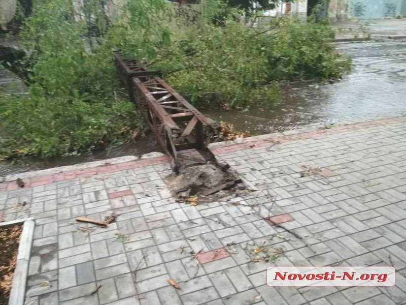 В центре Николаева из-за сильного ветра обвалилась опора контактной сети, полностью перегородив дорогу