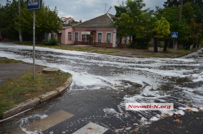  В Николаеве после дождя дороги затопило, а улицы засыпало ветками деревьев
