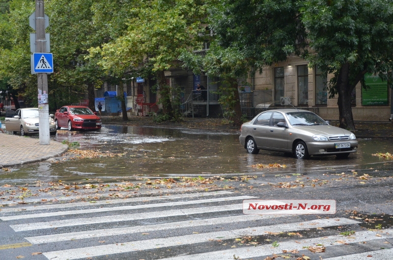  В Николаеве после дождя дороги затопило, а улицы засыпало ветками деревьев