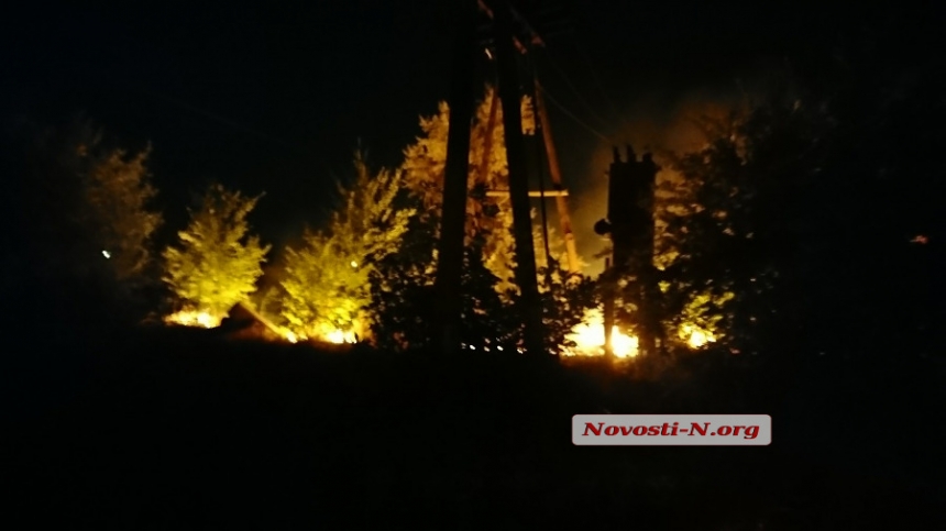 В Николаеве масштабный пожар в районе Широкобальского моста