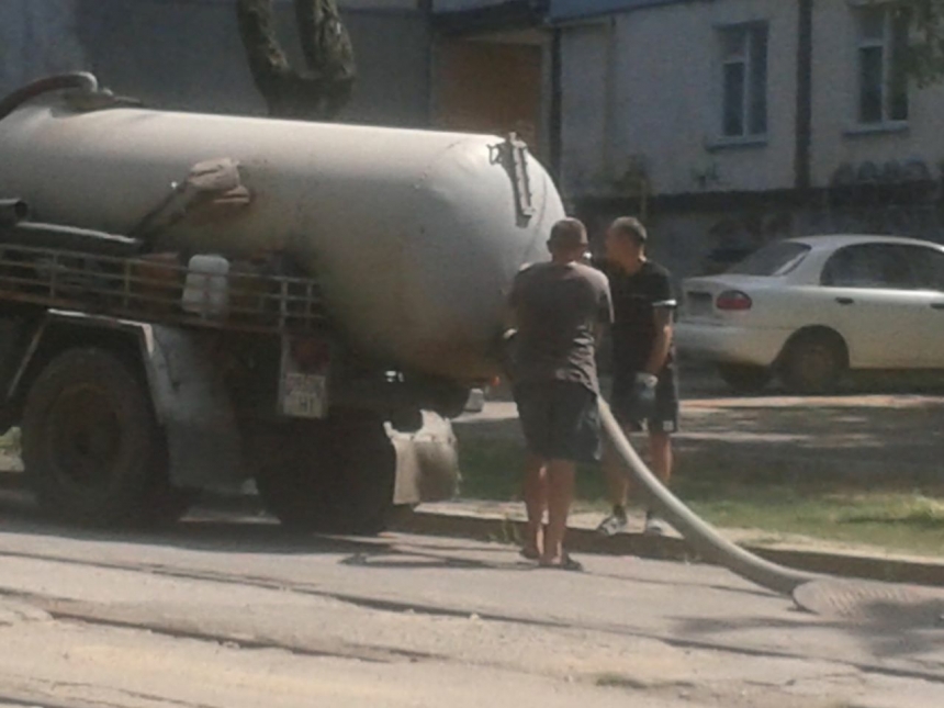Цистерна сливала нечистоты в колодец прямо в центре Николаева. ФОТО