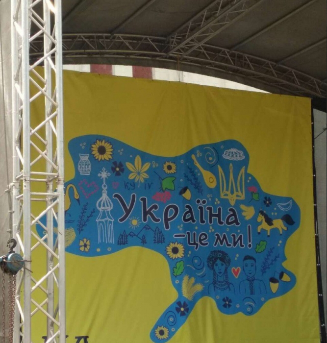 В Броварах ко Дню Независимости установили сцену с картой Украины без Крыма и оккупированного Донбасса