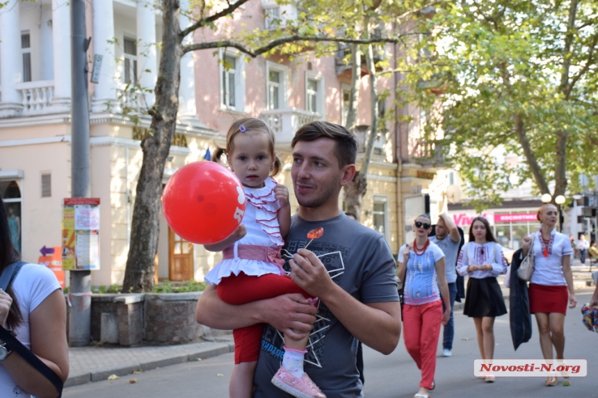 Прогулка николаевцев по главной улице в День Независимости. ФОТОРЕПОРТАЖ