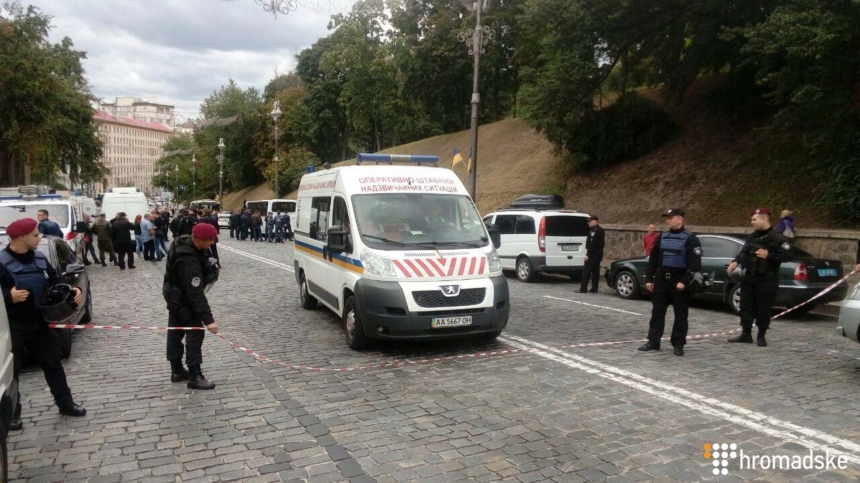 "Целились в грузовик с военными": Луценко о взрыве возле Кабмина