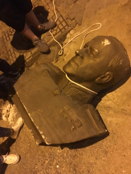 Появилось видео, как в Одессе радикалы разбили молотом бюст Жукова