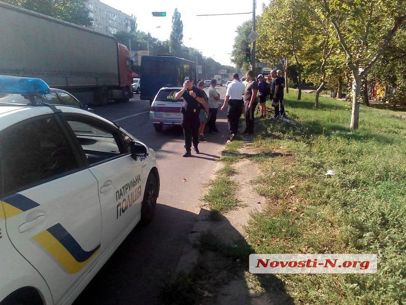 В Николаеве велосипедист врезался в открытую дверь автомобиля