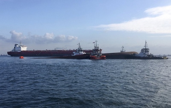 В водах Сингапура столкнулись танкер и техническое судно, пять человек пропали без вести