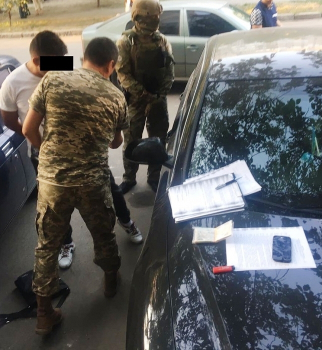 В Николаеве на взятке в $1500 задержали военного, обещавшего «отмазать» контрактника от службы в АТО