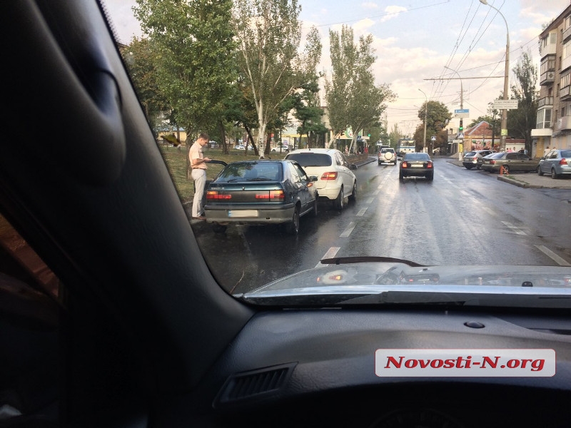 В центре Николаева столкнулись Renault и Mercedes