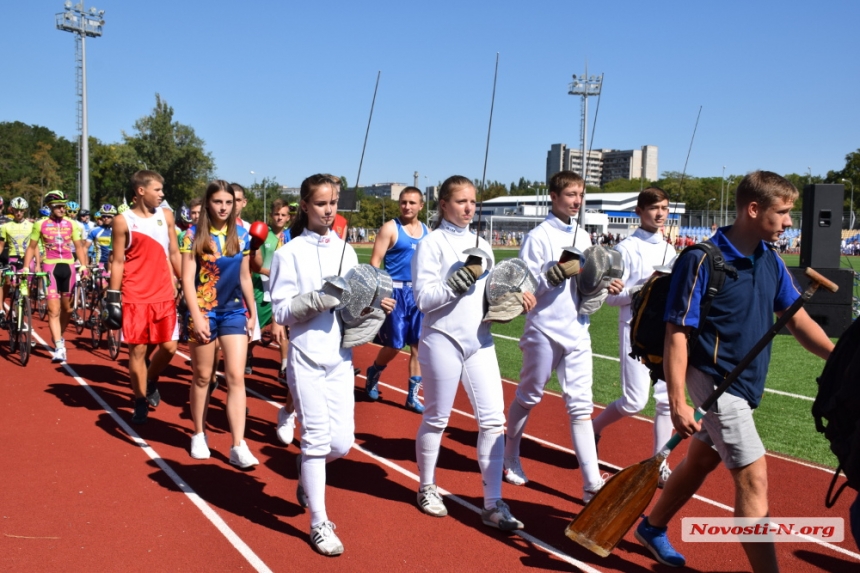 В День города николаевские спортсмены прошли парадом по новому стадиону в парке \"Победа\"