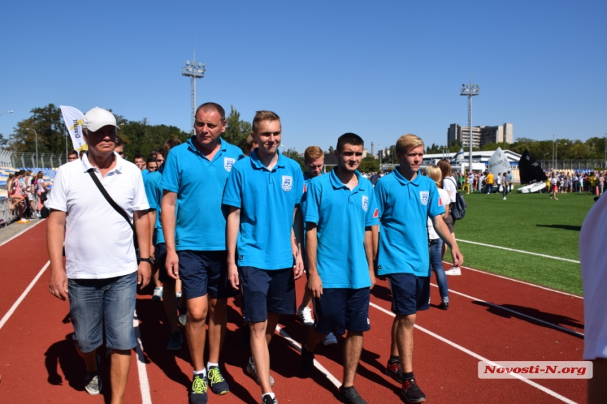 В День города николаевские спортсмены прошли парадом по новому стадиону в парке \"Победа\"