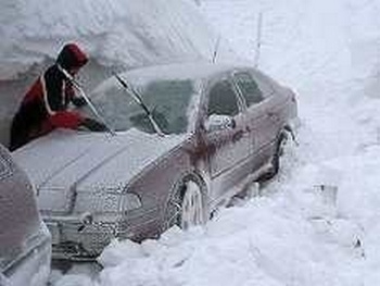 В Николаевской области бойцы МЧС помогают автомобилям, застрявшим в снежных заносах