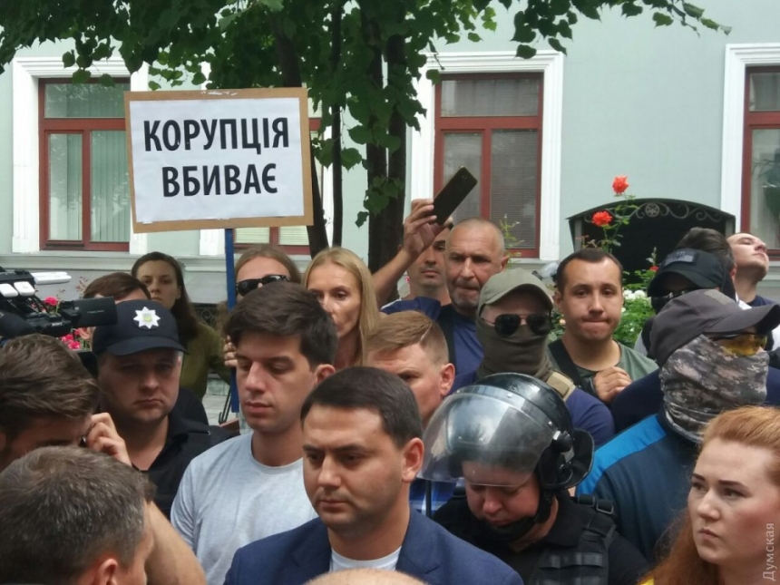 После митинга у Одесского горсовета люди пошли под прокуратуру, там тоже произошла драка