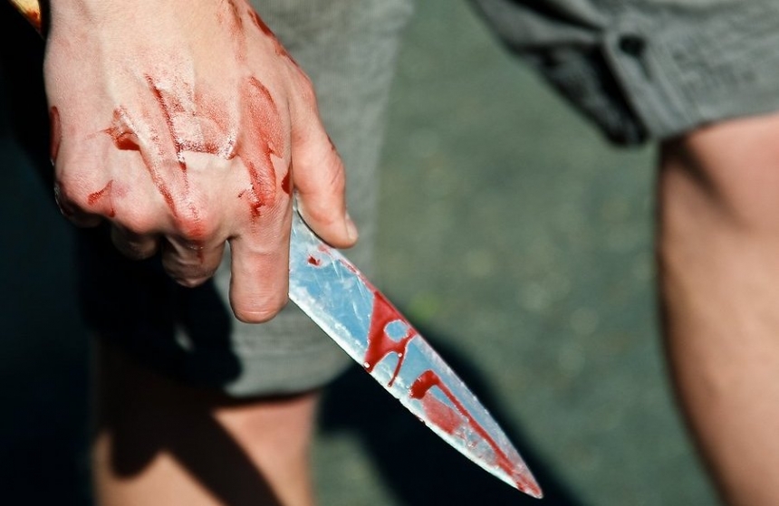 В Николаеве мужчина драку друзей разнимал с помощью ножа 