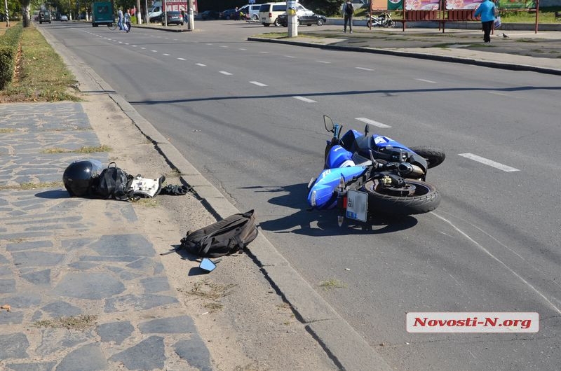 В центре Николаева маршрутка сбила мотоциклиста