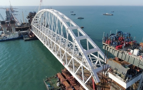 РФ готовится к установке второй арки моста в Крым