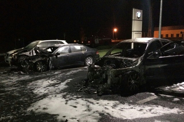 В Харькове в элитном автосалоне сгорели четыре автомобиля BMW