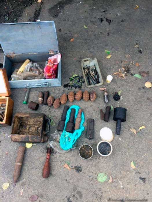 В доме у 89-летнего мужчины под Харьковом нашли гранатомет, мины и АК-74
