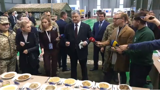 "Гречка – это фантастика!" - Порошенко продегустировал новые пайки для украинских военных