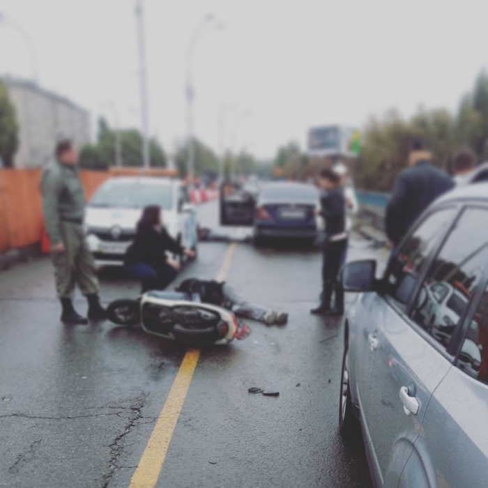В Киеве потерявший сознание водитель легковушки сбил и насмерть переехал скутериста 