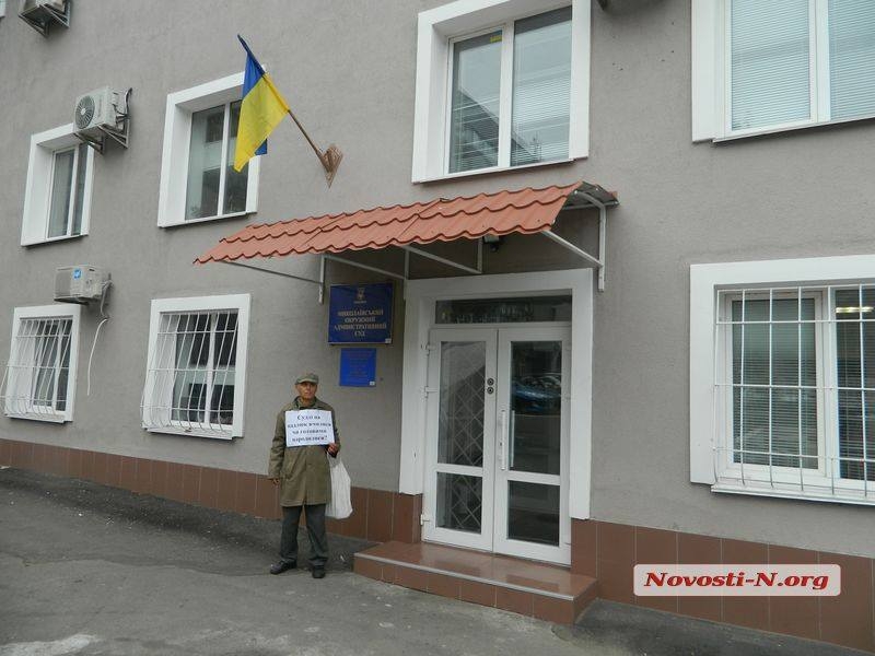 «Падлюками народилися?» - Ильченко у админсуда проводит соцопрос
