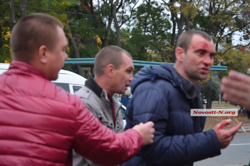 В Николаеве пьяный офицер полиции устроил дебош в «наливайке»